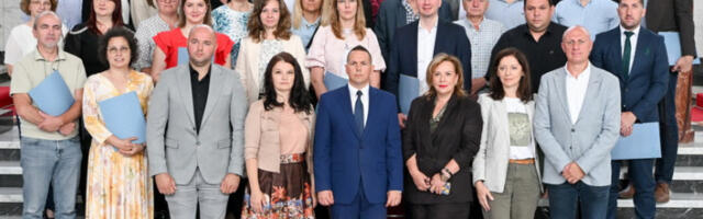 Уручено 58 уговора за унапређење вишејезичности у Војводини