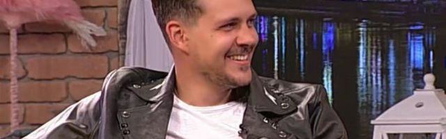 BIKOVIĆ SE SKINUO, PA ISPOZIRAO SA ČAŠOM ŠAMPANJCA! Glumac sa PROZORA MAMIO UZDAHE, damama neće biti svejedno!