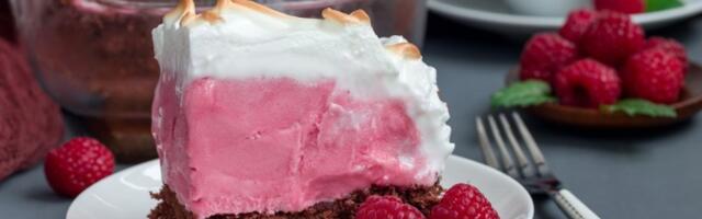 Torta sa malinama i pudingom od vanile! Kokos joj daje poseban ukus