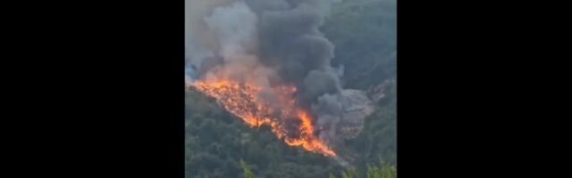 Jeziva scena kod Novog Pazara: Vatra guta sve pred sobom! (VIDEO)