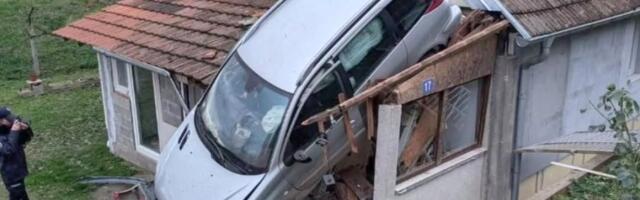 (UZNEMIRUJUĆI VIDEO) Kolima uleteo u kuću, vlasnik sedeo u dnevnoj sobi