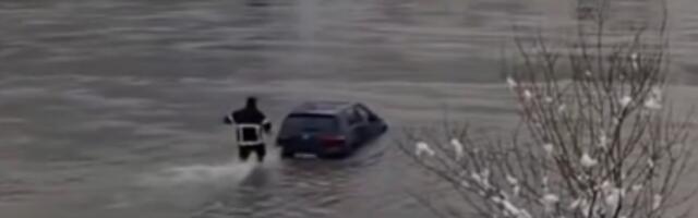 Vatrogasac ne da Golfa: Ušao u nabujalu Drinu i izvukao vozilo (VIDEO)