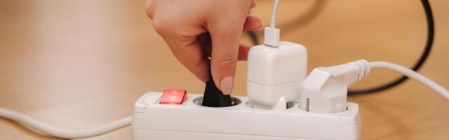 OVE uređaje nemojte uključivati u produžni kabl: Mogu izazvati pregrevanje i požar, posebno tokom kiše i vlage