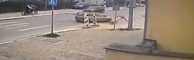 Snimak neverovatnog sudara u Valjevu: Biciklista se direktno zakucao u automobil (VIDEO)