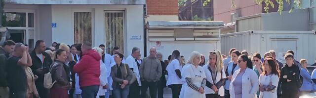 Protest radnika Dom zdravlja u Gračanici zbog hapšenja srpskih direktora, u Lipljanu skup podrške uhapšenima