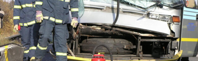 STRAVIČNA NESREĆA! Autibus sleteo s puta, najmanje 16 osoba poginulo!