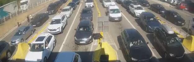 POČELA JOŠ JEDNA VELIKA SMENA TURISTA, KOLONE NEPREGLEDNE! Na granici nema igla gde da padne, ovako izgleda špic leta! (FOTO)