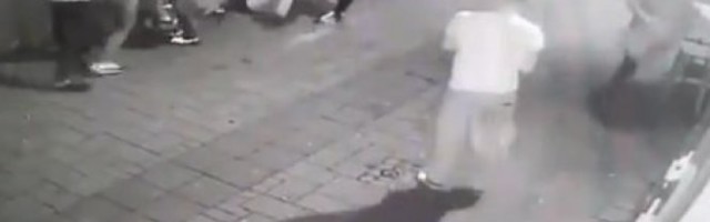 BRUTALNA TUČA U NOVOM SADU! Šutirali ga dok je ležao na podu, a potom mu je napadač SKOČIO NA GLAVU! /VIDEO/