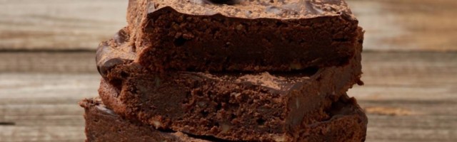 Čokoladni kolač koji se ne peče i pravi se sa samo 3 sastojka: najlakši i najbrži mogući desert