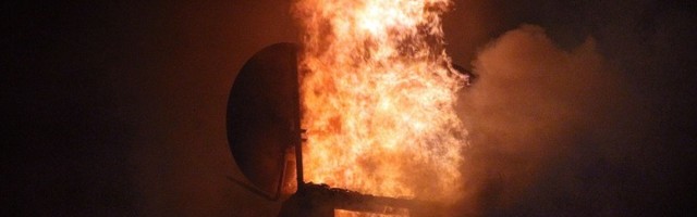 Skoro ceo tržni centar u plamenu, vatrogasci na kolenima