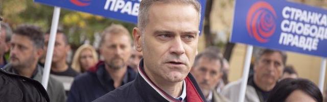 "Režim odgovara na suzavce i šok bombe izlaskom na izbore"