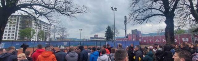 NOVAKA ČEKALI DVA SATA! Mnogo ljudi se okupilo da pogleda Đokovićev trening, NI DALJINA IM NIJE SMETALA (VIDEO)