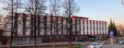 Zgrada Ambasade Srbije u Rusiji dobila crveno-belu fasadu