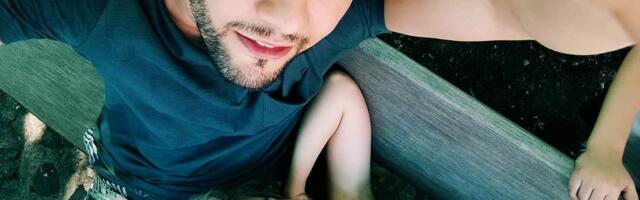 Glumac Stevan Piale čeka treće dete: Podelio radosnu vest na specifičan način, snimao ćerkicu