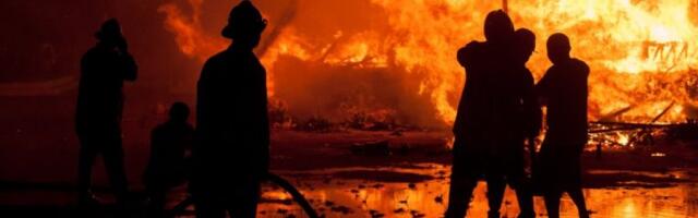 STRAVIČNA EKSPLOZIJA U FABRICI! NAJMANJE PETORO MRTVIH! Vatra gutala pogone pun zapaljivih materija, vatrogasci se borili sedam sati!