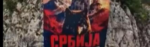 Probuđeni Čačak: Transparent "Srbija pobeđuje" - jasna podrška Vučiću! (VIDEO)