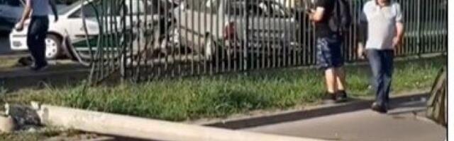 ODVALIO BANDERU RASVETE PA ULTEO U PRAKIRANA VOZILA! Mladić i devojka povređeni, detalji nezgode u Zemun Polju (VIDEO)