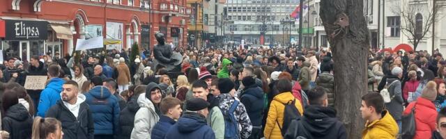 Nekoliko stotina Čačana zastalo i zaćutalo na 15 minuta u centru grada (FOTO)