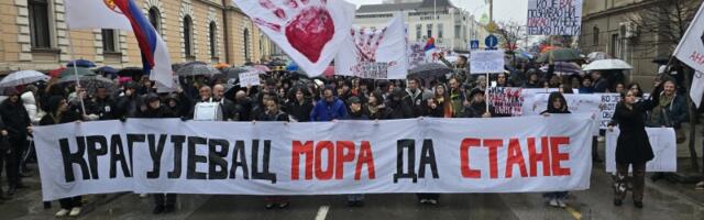 KRAGUJEVAC MORA DA STANE: U znak podrške GENERALNOM ŠTRAJKU protest studenata i građana (FOTO)