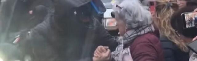 Baka senzacija protesta: Prišla motoru i sve raspametila (VIDEO)