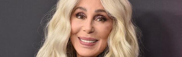 Skinula se, pa zamešala! Pevačica u osmoj deceniji zasenila sve mlađe koleginice (VIDEO)