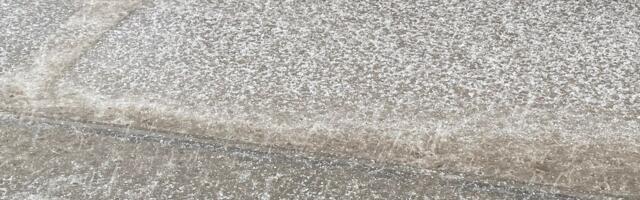 Neverovatan snimak nevremena u Kruševcu: Grad "tukao" po automobilima, vlasnici se hvatali za glavu