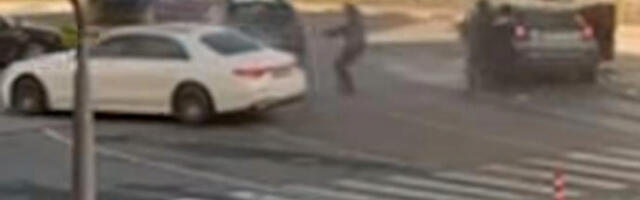 UZNEMIRUJUĆE! SNIMAK LIKVIDACIJE KRIMINALCA U TIRANI! Izrešetan pred prolaznicima: Ubice izašle iz automobila, usledio užas (VIDEO)