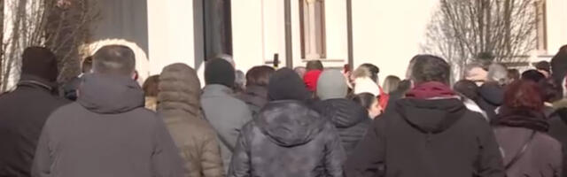 Vernici se okupili u Kraljevu kako bi podržali mitropolita Justina: Delagacija SPC kontroliše Eparhiju žičku