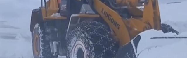 Polarno doba na Goliji: Sneg napadao do kolena, putevi blokirani, na terenu teška mehanizacija! (VIDEO)