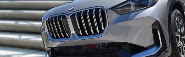 KAKO JE OVO USPEO?! Automobil "parkiran" na stepenicama u Kruševcu - vozač pokušao da prođe, pa zapeo! (VIDEO)