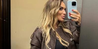 MINIĆ I ŠTIKLE TIK PRED POROĐAJ: Pevačica čeka dete sa 5 godina mlađim kolegom, pa pokazala trudnički stomak! Mreže gore (FOTO)