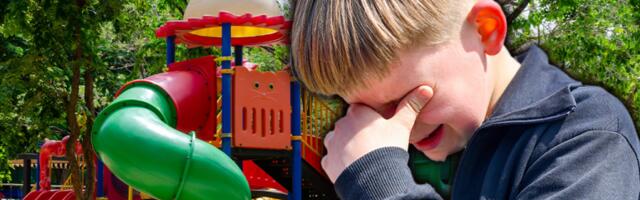 HOROR NA DEČIJEM IGRALIŠTU: Dečak (8) se spuštao niz tobogan, lekari se sada bore da mu SPASU PRST! Tragovi krvi ostali svuda, roditelji van sebe!