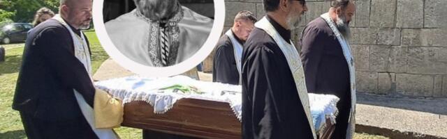 ŠUMADIJA SE OPROSTILA OD SVOG OMILJENOG PROTE: Vernici i sveštenstvo ispratili čoveka koji je decenijama služio narodu i Crkvi