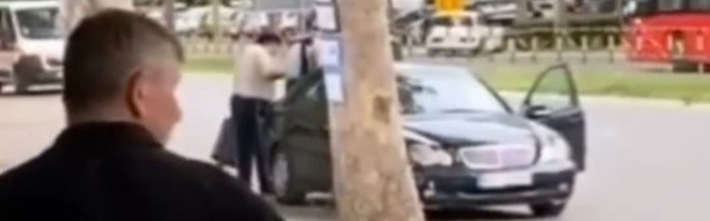 KADAR NEVERICA! Deda (78) izašao iz "mercedesa" u centru grada pa šokirao prolaznike onim što je uradio (VIDEO)
