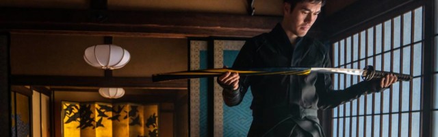 Henry Golding zna recept kako se stiže od frizera do nove akcione zvezde u nekoliko koraka