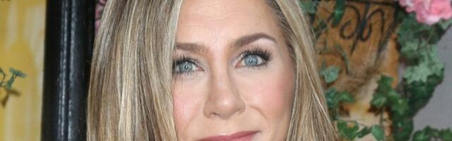 Dženifer Aniston pokazala NOVU FRIZURU! Najpopularnija je ove sezone i SKIDA GODINE sa lica (FOTO)