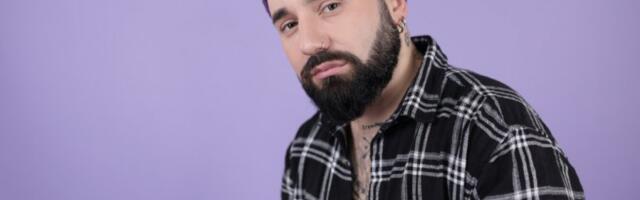 UPLAKANI FILIP MITROVIĆ LEŽI SAV U ZAVOJIMA! Pevač u suzama  nepomično leži, prizor ledi krv u žilama! (VIDEO)