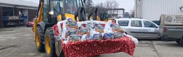 DEDA MRAZ STIGAO NA BAGERU: Divne scene u Loznici