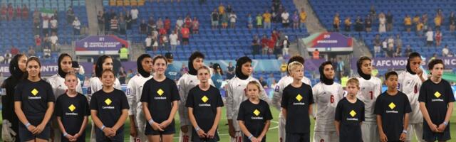 CEO SVET PRIČA O GESTU IRANSKIH FUDBALERKI: Ono šta su uradile kada je krenula njihova himna ostavilo je sve bez reči! KAKVA HRABROST