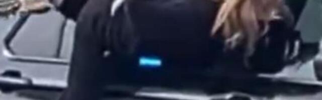 ŽENA POBEGLA KROZ PROZOR POLICIJSKOG AUTOMOBILA! Nisu ni PRIMETILI DA JE NESTALA, evo kako je to IZVELA! (VIDEO)