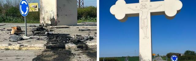 FIRST PHOTOS: Horror in Belgrade suburb, car completely destroyed as it crashes into concrete cross