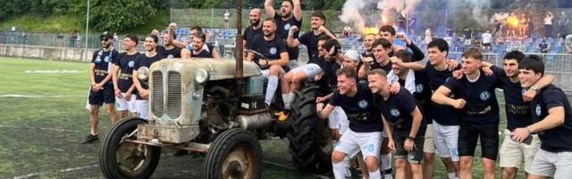 Beogradski klub osvojio trofej, pa se pojavio traktor: Ovako nešto nije viđeno u fudbalu (VIDEO)
