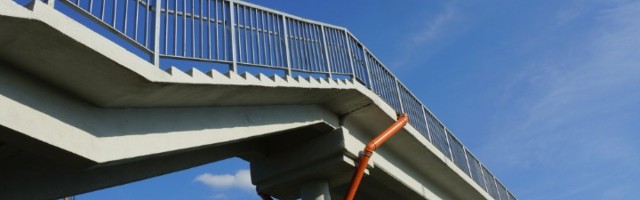 Najavljuju metro, a ne mogu pasarelu da naprave