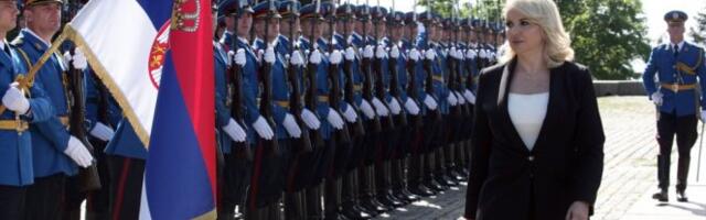 Danas slavimo pobedu, slobodu, hrabrost i junaštvo! Kisić položila venac na Spomenik Neznanom junaku povodom 9. maja!