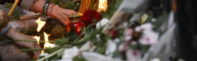 SUZE I TIŠINA... Dirljive scene u NIšu, građani na Trgu kralja Milana odaju počast stradalima u beogradskoj školi