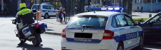 Nesreća u Zemunu: Auto se prevrnuo posle sudara (FOTO)