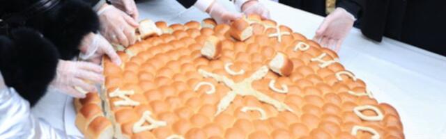 Tradicionalno lomljenje česnice na Božić u Staroj crkvi
