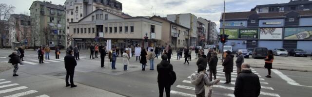 Kragujevčani već 30 dana kod  Uzora  odaju poštu žrtvama novosadske tragedije (FOTO)