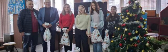 Učenici OŠ „Svetozar Marković“ donirali novogodišnje paketiće školi „11. oktobar“