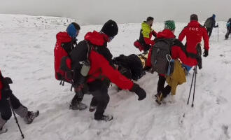 Drama na Suvoj planini: Planinaru pozlilo pri usponu, spasioci GSS ga dva sata spuštali na nosilima